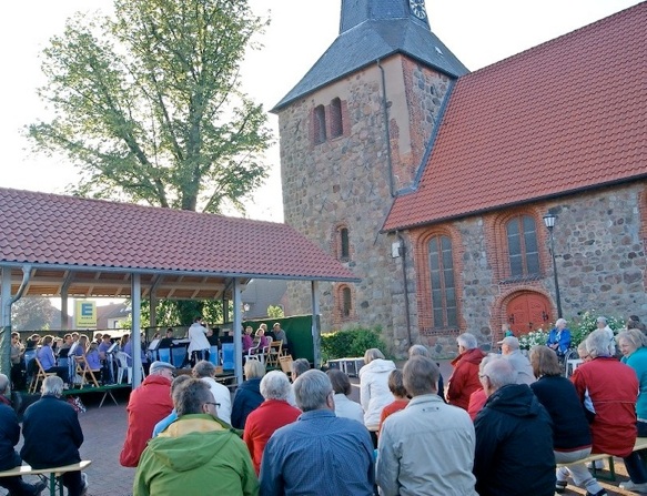 Die Oldendorfer St.Martins-Kirche bildete die stimmungsvolle Kulisse zum Auftakt des Oldendorfer Kultursommers. Foto Hamann